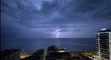 Alanya'da şimşekler geceyi gündüze çevirdi