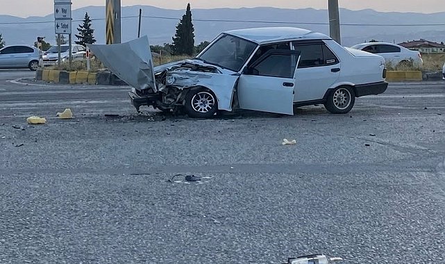Alaşehir'de otomobil ile tır çarpıştı: 1 yaralı
