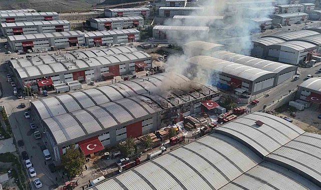 Alevlere teslim olan fabrika yangını havadan görüntülendi