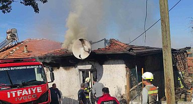 Alevlerin sardığı ev kullanılamaz hale geldi