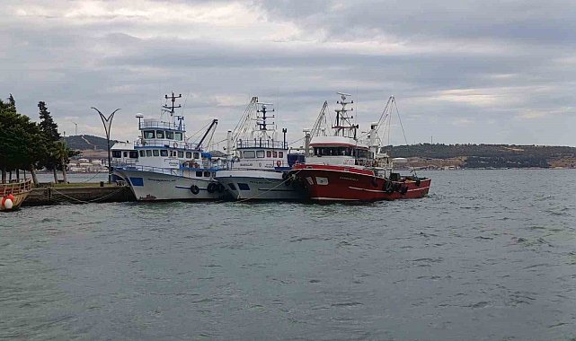 Aliağa'da poyraz fırtınası balıkçıları limana bağladı