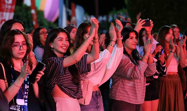 ALKÜ'lü öğrenciler yeni döneme şenlikle başladı