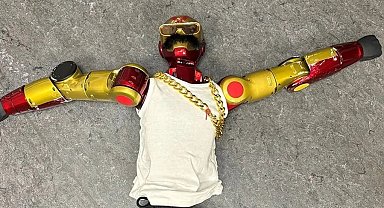 Almanya'da genç kızı taciz ettiği iddia edilen robota el koydu