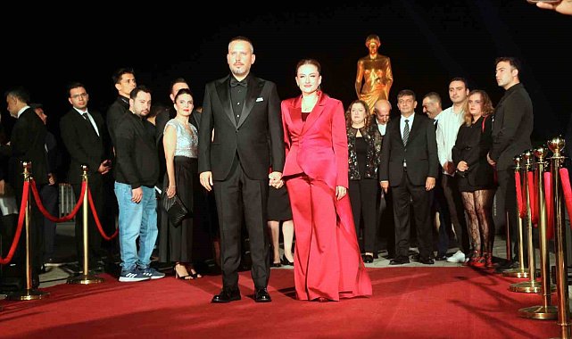 Altın Portakal kırmızı halıda ünlülerin şıklık yarışı