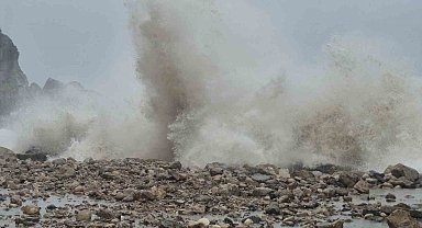 Amasra'da kayalara çarpan dalgaların boyu 14 metreye ulaştı