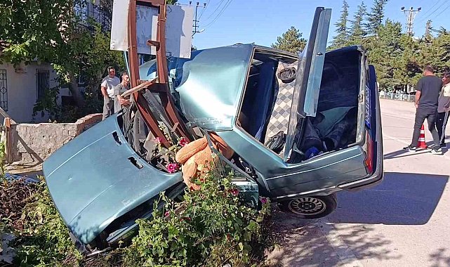 Amasya'da direğe çarpan otomobil ikiye ayrıldı: 2 yaralı