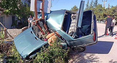 Amasya'da direğe çarpan otomobil ikiye ayrıldı: 2 yaralı