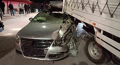 Amasya'da kamyonete çarpan otomobil hurdaya döndü: 1 yaralı