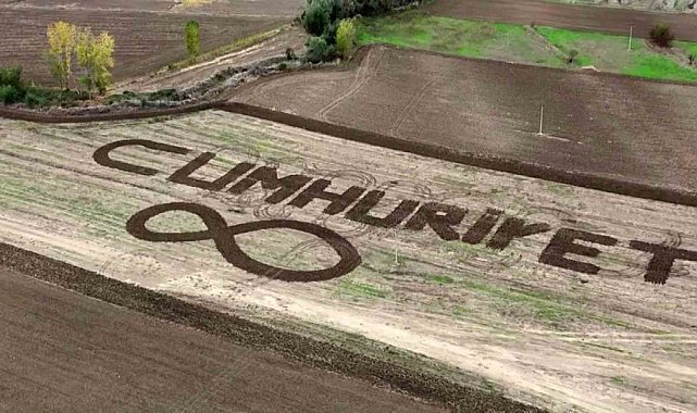 Amasyalı çiftçi tarlasına traktörüyle 'Cumhuriyet' yazdı