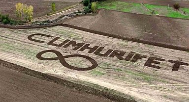Amasyalı çiftçi tarlasına traktörüyle 'Cumhuriyet' yazdı