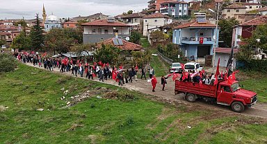 Anadolu köyünde Cumhuriyet coşkusu: Yaşlısı genci bayraklarla yürüdü, halaylar çekti