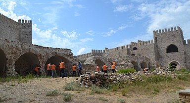 Anamur'da hükümlüler tarihi mekânlarda çevre temizliği yaptı