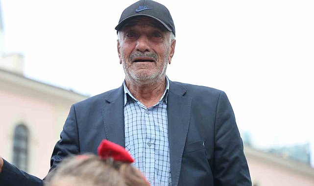 Anaokulu öğrencileri "Ölürüm Türkiyem" şarkısını söyledi, yaşlı adam gözyaşı döktü