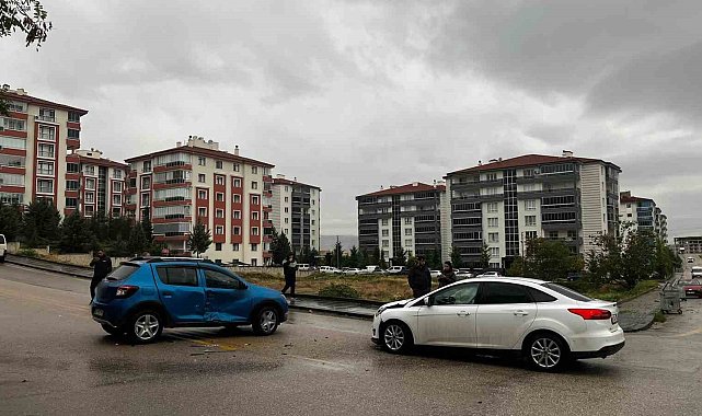 Ankara'da iki otomobil çarpıştı