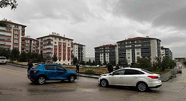 Ankara'da iki otomobil çarpıştı