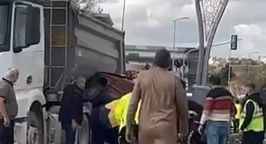 Ankara'da kamyon ile otomobil çarpıştı: 3 yaralı