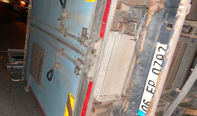 Ankara'da kamyonet kepçeye çarptı: 2 yaralı