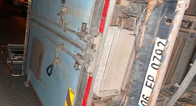 Ankara'da kamyonet kepçeye çarptı: 2 yaralı