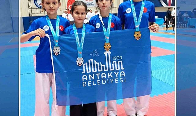 Antakya Belediyesi karate takımı 12 madalya kazandı