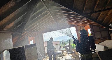 Antakya'da müstakil evin çatısında yangın çıktı
