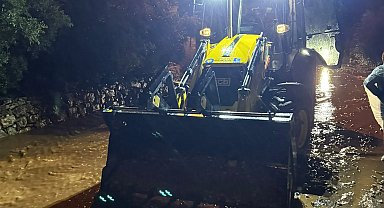 Antalya Büyükşehir ekiplerinin yağmur mesaisi gece boyunca sürdü