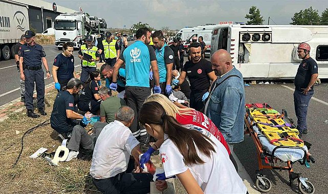 Antalya-Isparta yolunda midibüs devrildi, yaralılar var