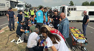 Antalya-Isparta yolunda midibüs devrildi, yaralılar var