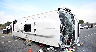 Antalya-Isparta yolunda yolcu otobüsü devrildi: 17 yaralı