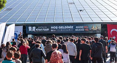 Antalya Kitap Fuarı'na öğrencilerden yoğun ilgi