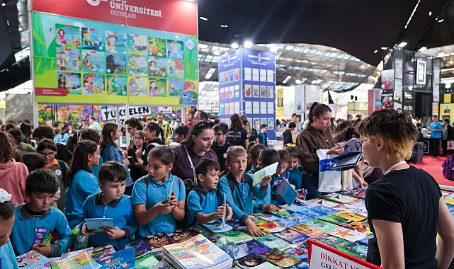 Antalya Kitap Fuarı'na öğrencilerden yoğun ilgi