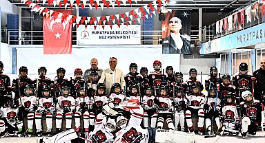 Antalya Muratpaşa'nın küçük buz hokeycileri şampiyonaya hazırlanıyor