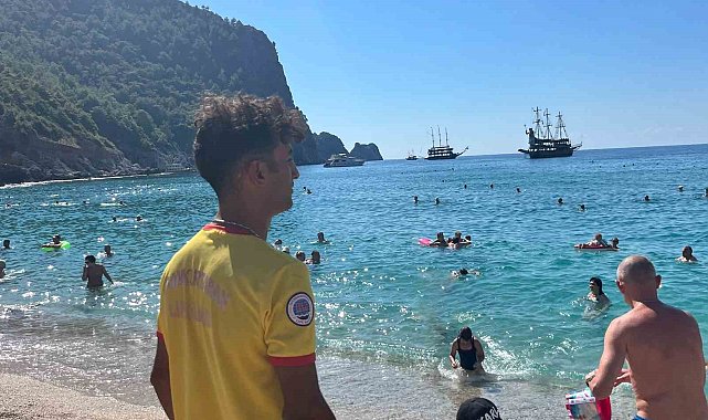 Antalya plajlarında ekim ayında yazdan kalma günler