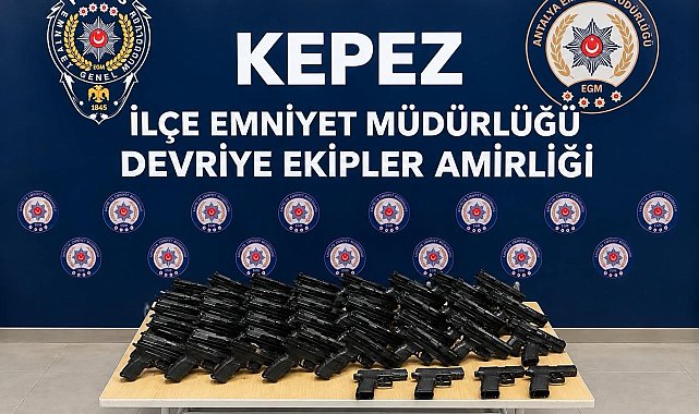Antalya'da 32 tabanca ve 30 şarjör ele geçirildi