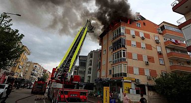 Antalya'da 5 katlı apartmanın çatısında yangın paniği