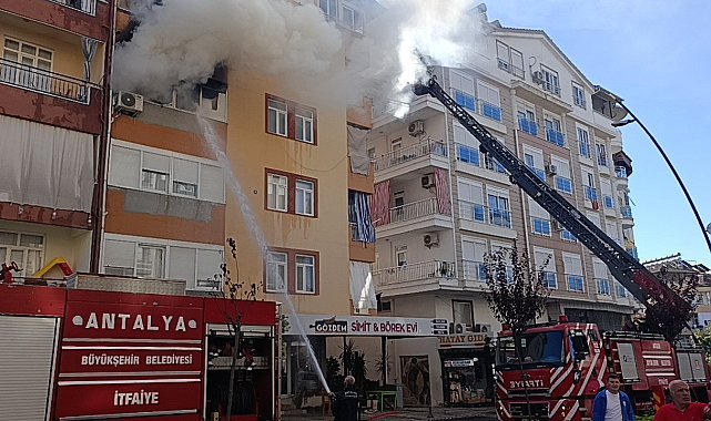 Antalya'da 5 katlı binada yangın: Mahsur kalan 2'si çocuk 4 kişiyi itfaiye kurtardı