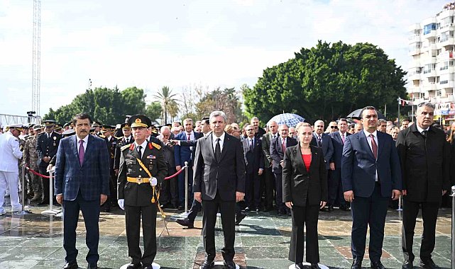 Antalya'da Cumhuriyet Bayramı kutlamaları çelenk töreniyle başladı