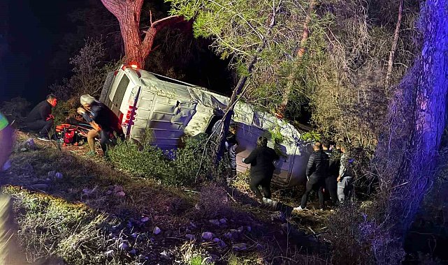 Antalya'da dağcıları taşıyan minibüs şarampole devrildi: 15 yaralı