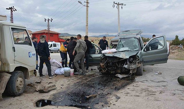 Antalya'da iki kamyonet çarpıştı: 1 ölü, 2 yaralı