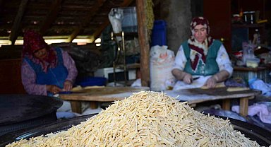 Antalya'da kadınların kış mesaisi: 120 yumurtayla 30 kilo erişte hazırlıyorlar