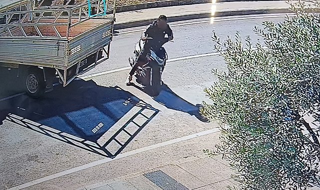 Antalya'da kamyonetle çarpışan motosikleti kaza yerinden kaçırdı