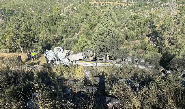 Antalya'da kömür yüklü tır şarampole devrildi: 2 yaralı