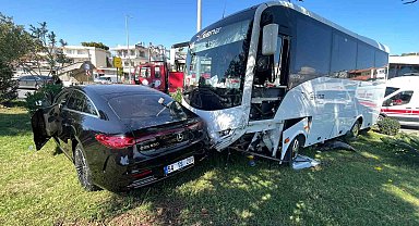 Antalya'da midibüs ile otomobilin çarpışma anı kamerada: 2 yaralı