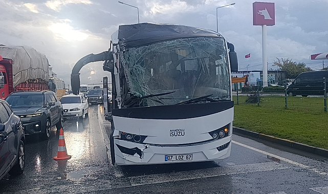 Antalya'da otel servisinin karıştığı zincirleme kazada 4 personel yaralandı