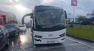 Antalya'da otel servisinin karıştığı zincirleme kazada 4 personel yaralandı