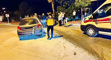 Antalya'da otomobil palmiyeye çarptı: 2 yaralı