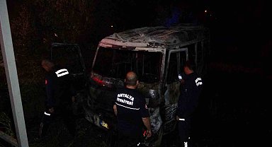 Antalya'da park halindeki minibüs yandı