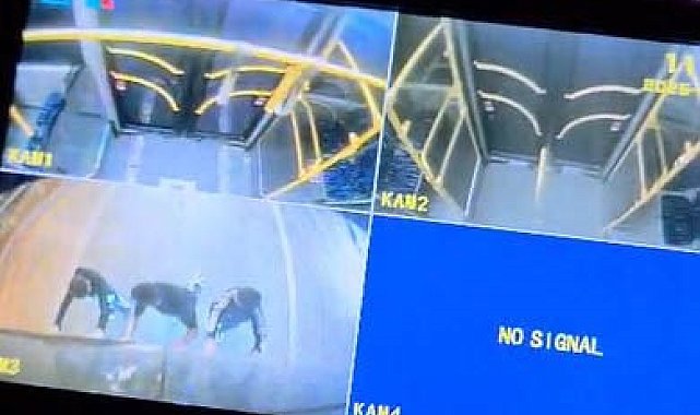 Antalya'da patenli çocuklar halk otobüsünün arkasına tutundu, güvenlik kamerasından olayı fark eden şoför o anları kaydetti