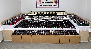 Antalya'da piyasa değeri yaklaşık 5 milyon TL olan kaçak gözlük ve saat ele geçirildi