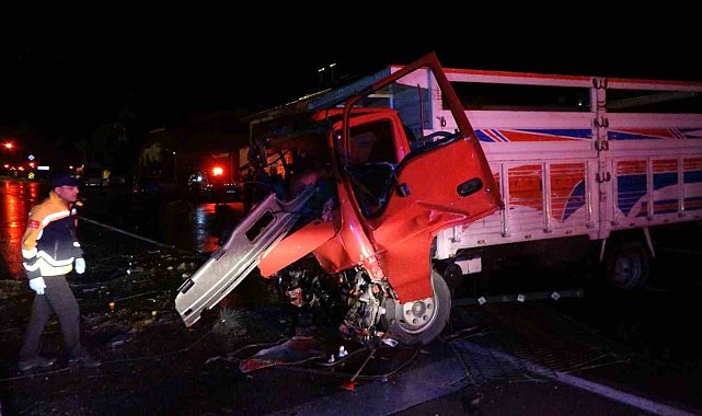 Antalya'da refüjü aşıp karşı şeride dalan kamyon ortalığı savaş alanına çevirdi: 3 yaralı