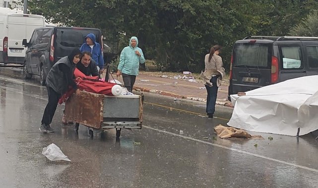 Antalya'da şiddetli rüzgar semt pazarını vurdu